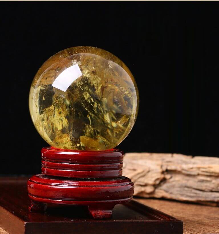 Đá thạch anh tóc vàng mang trong mình vẻ đẹp kiêu sa chứa nguồn năng lượng phong thủy dồi dào.