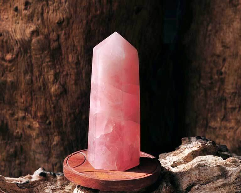 Đá thạch anh hồng có nhiều ý nghĩa đặc biệt trong phong thủy cũng như hỗ trợ nâng cao sức khỏe chủ nhân. 