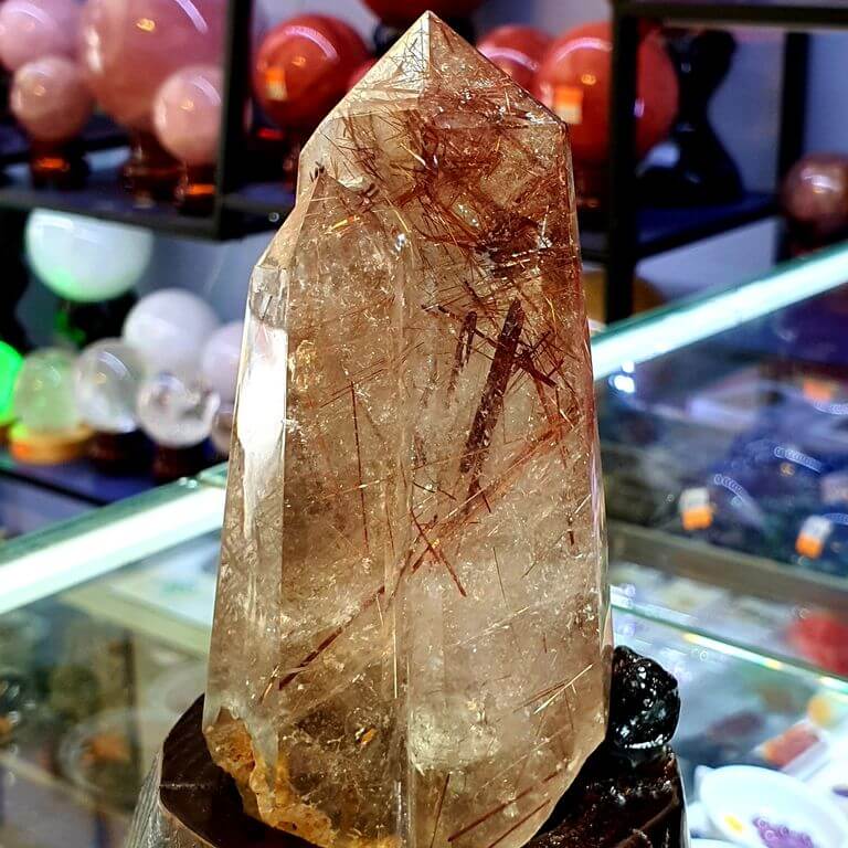Thạch anh tóc đỏ (rutilated quartz) là một trong những dòng đá cực kỳ quý hiếm, mang nhiều năng lượng tích cực hơn so với các loại đá thạch anh khác