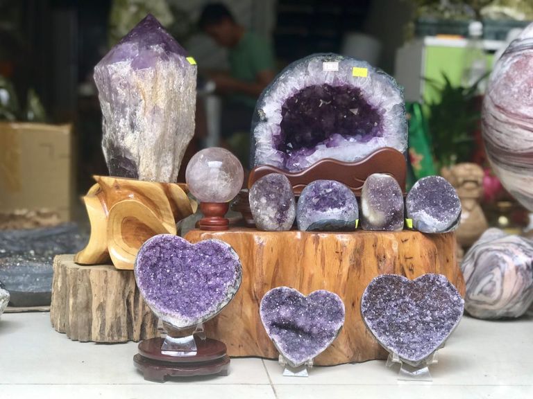 Đá phong thủy được thiết kế chế tác thành nhiều món đồ trang sức, vật phẩm phong thủy đẹp hiện đại nhằm đáp ứng nhu cầu tâm linh tinh thần