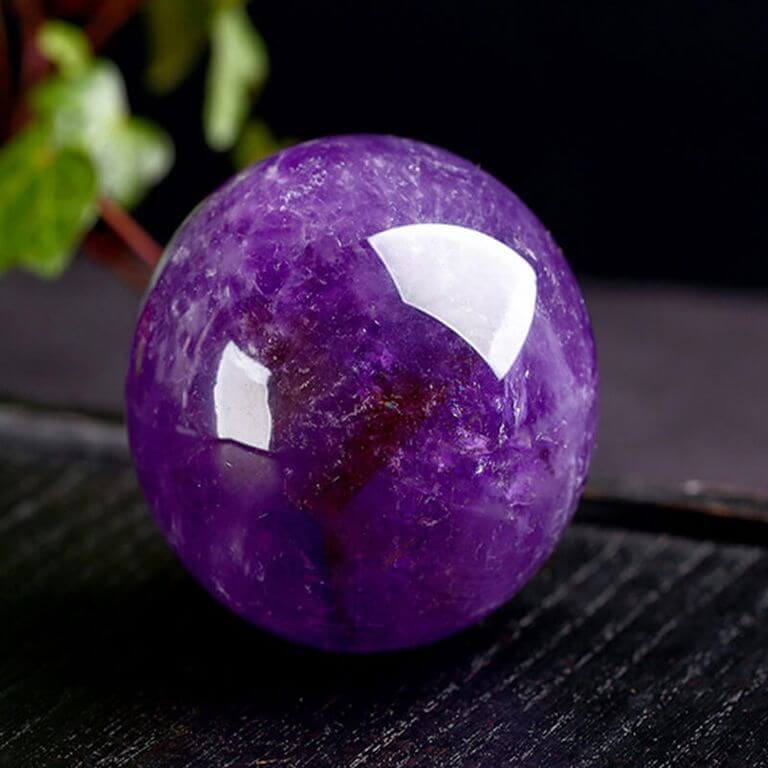 Thạch anh tím (Amethyst) loại thạch anh với màu sắc huyền bí có giá trị tâm linh phong thủy cực kỳ cao