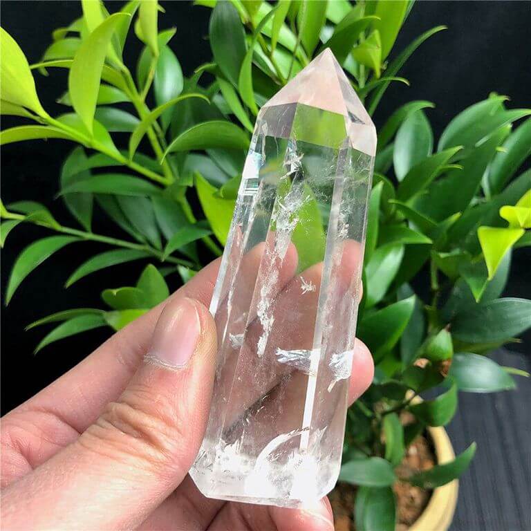 Thạch Anh trắng hay còn được gọi với cái tên" pha lê trắng" đây là loại đá phong Thủy mang lại nhiều ý nghĩa tốt lành cho chủ nhân mệnh Thủy