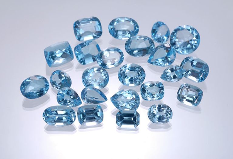 Topaz xanh dương không chỉ mang vẻ đẹp sang trọng quý phái mà còn có nhiều tác dụng đặc biệt về phong Thủy và sức khỏe