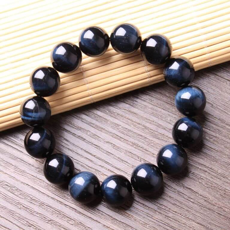 Khi đá hổ phách được chủ nhân mệnh Thủy sử dụng sẽ giúp hỗ trợ mang lại may mắn tài lộc, phát triển vượt bậc trong công danh sự nghiệp