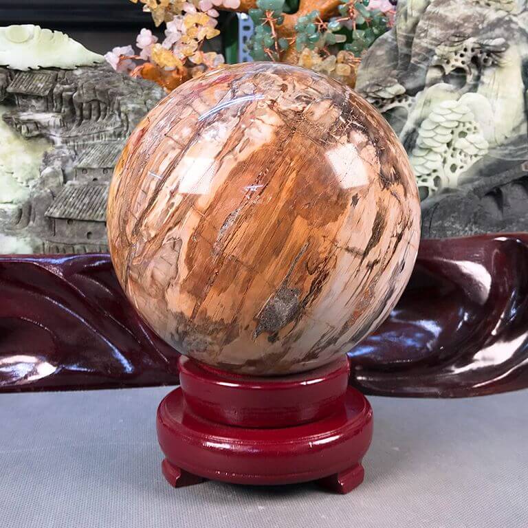 Gỗ đá Hóa Thạch xám ghi mang nguồn năng lượng huyền bí từ vũ trụ, theo ngũ hành tương sinh màu xám ghi là màu tương sinh với mệnh Thủy