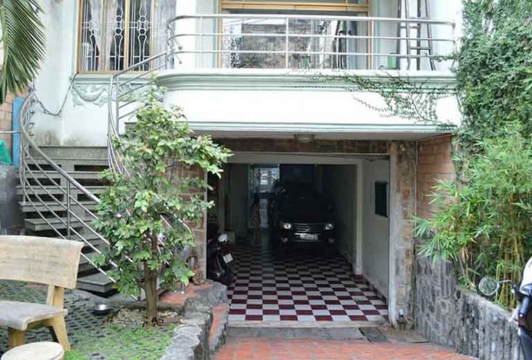 ngoi nha co mat tien thap hon mat duong