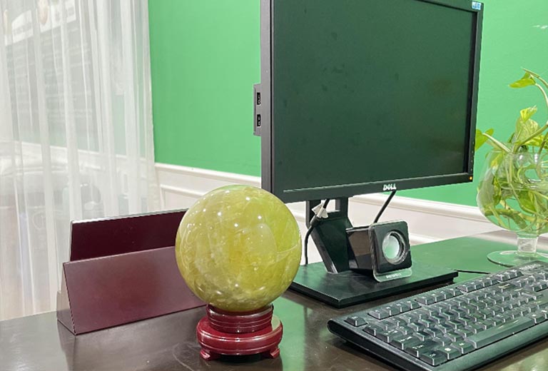 qua cau phong thuy de ban lam viec