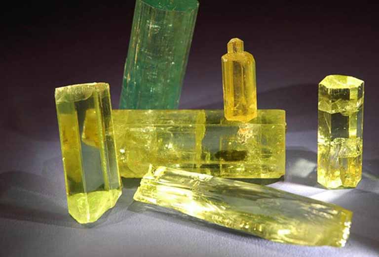 da phong thuy cho nguoi tuoi mau dan