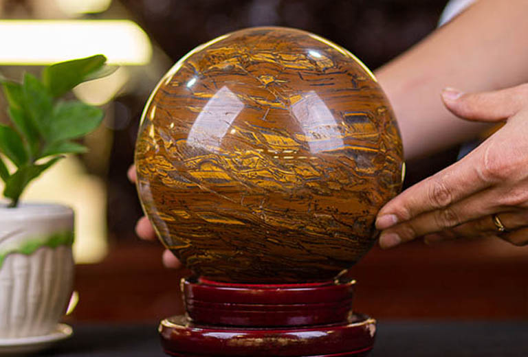 qua cau phong thuy mat ho 