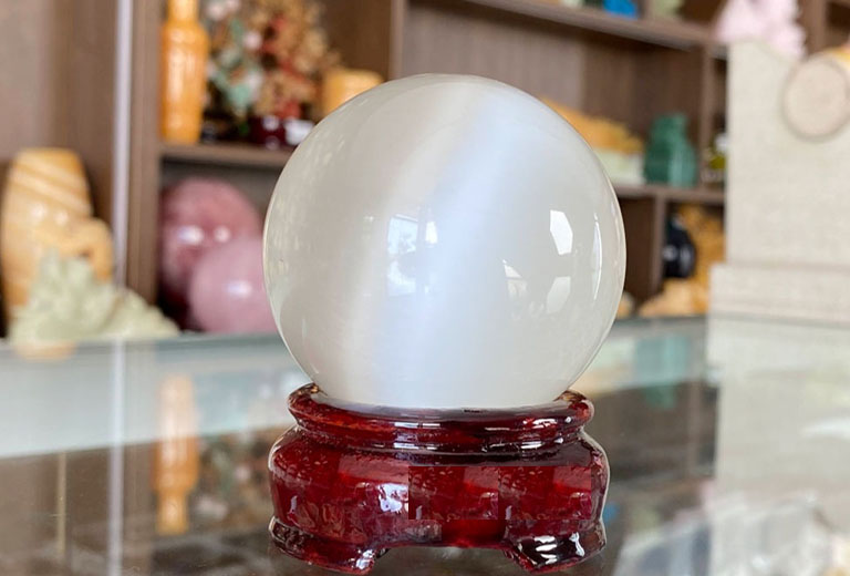 qua cau mat meo trang