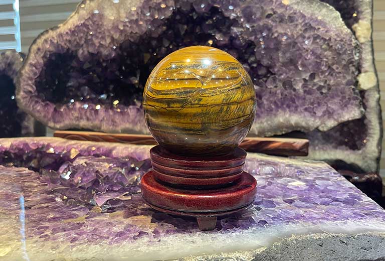 qua cau phong thuy mat ho vang nau