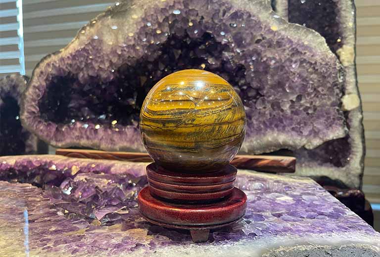 qua cau phong thuy mat ho vang