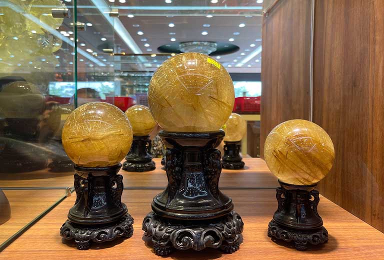 qua cau phong thuy thach anh toc vang