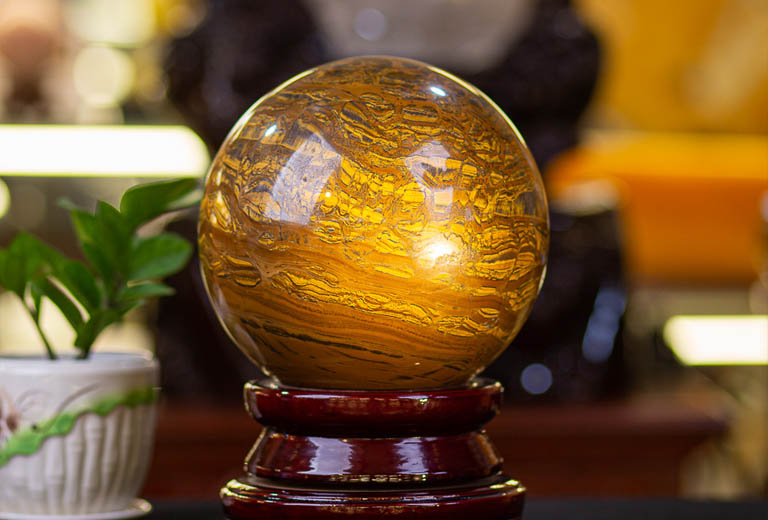 qua cau phong thuy mat ho vang nau