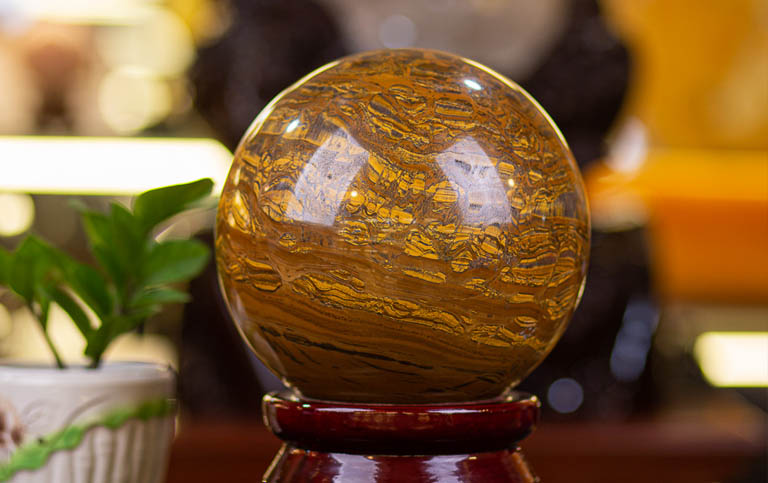 qua cau phong thuy mat ho vang nau