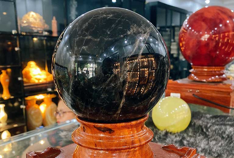 qua cau phong thuy thach anh den