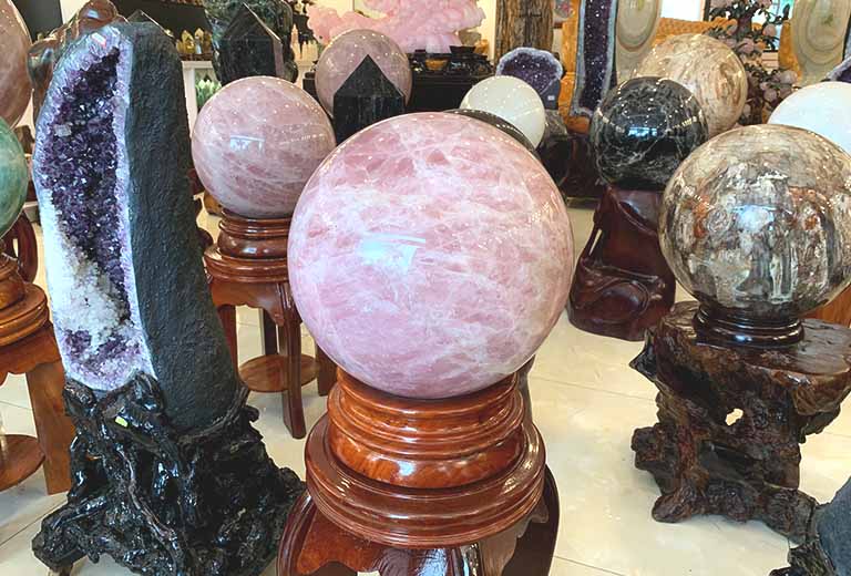 qua cau phong thuy thach anh hong