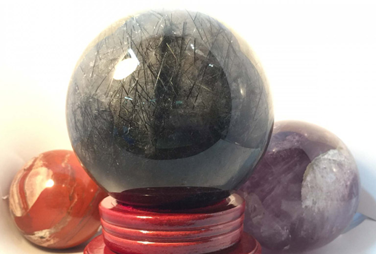 qua cau thach anh toc den