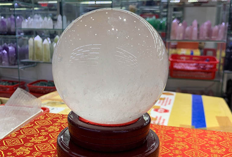 qua cau phong thuy thach anh trang