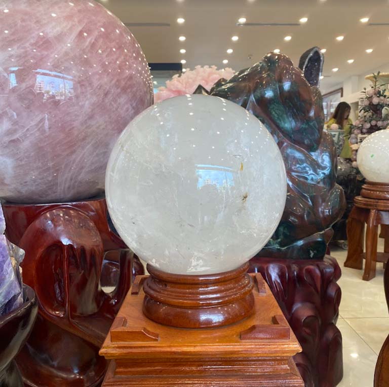 qua cau phong thuy thach anh trang