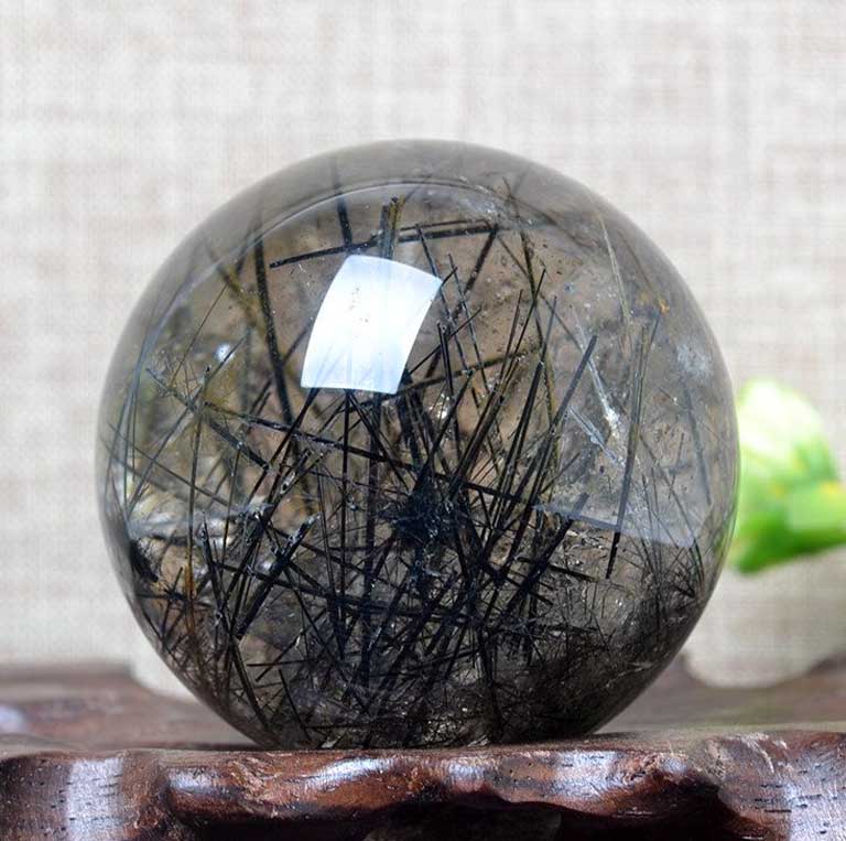 qua cau thach anh toc den