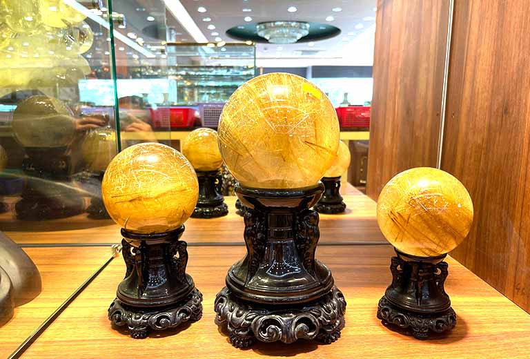 qua cau phong thuy thach anh toc vang