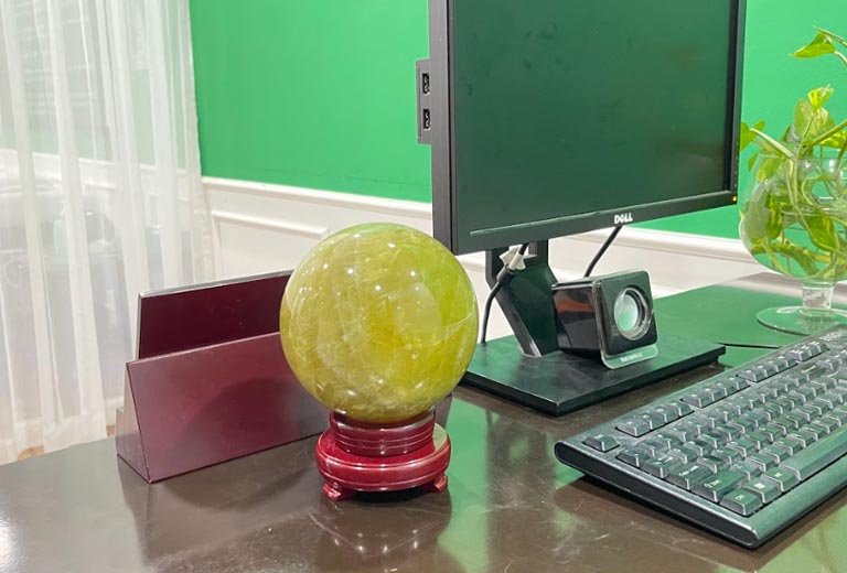 qua cau phong thuy thach anh vang