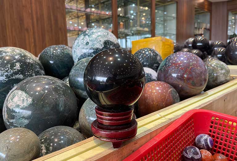 qua cau thuy tinh nui lua den