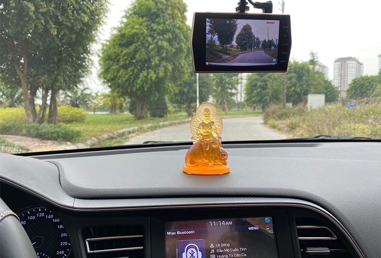 mau tuong phat de xe o to cao cap va chuan phong thuy