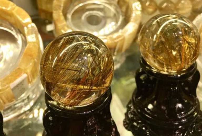 tac dung cua qua cau thach anh toc vang